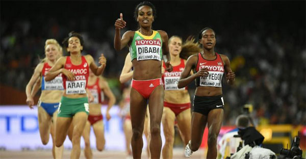 Genzebe Dibaba (c) lors de sa demi-finale du 1500 m aux Championnats du monde de Pékin le 23 août 2015. &copy; Olivier Morin/AFP