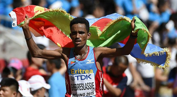 L'Érythréen Ghirmay Ghebreslassie remporte le marathon aux Mondiaux d'athlétisme à Pékin, le 22 août 2015. &copy; Olivier Morin/AFP