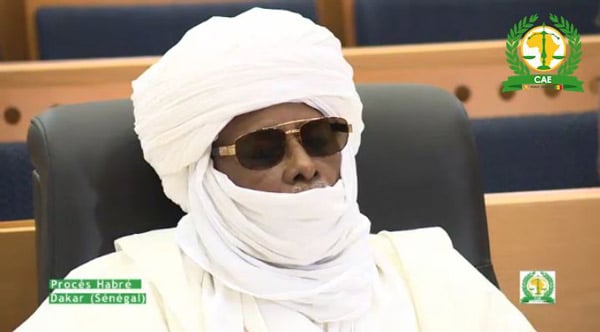 Hissène Habré fermant les yeux à son procès pendant le témoignage de Bandoum Bandjim, le 23 septembre 2015 à Dakar. &copy; Capture d&rsquo;écran / RTS