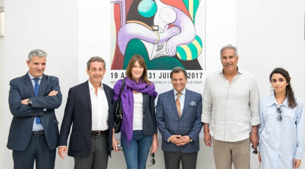 Le couple Sarkozy devant une affiche de Picasso. au Musée Mohammed VI d'art contemporain. &copy; Fondation nationale des musées (FNM)