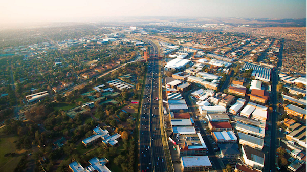 Sandton, une banlieue huppée de Johannesburg, la capitale économique d'Afrique du Sud, face au township d'Alexandra. &copy; Johnny Miller / www.unequalscenes.com