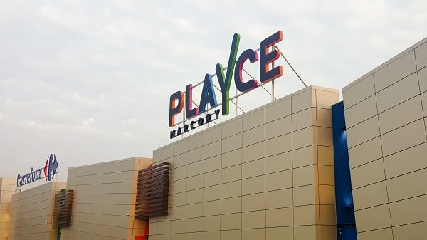 Vue de l'entrée du premier centre commercial PlaYce de CFAO à Marcory, dans la capitale économique de la Côte d'Ivoire, Abidjan. &copy; CFAO