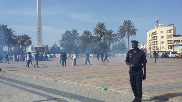 Des policiers dispersent les manifestants sur la place de l'Obélisque, à Dakar, le 14 octobre 2016. &copy; Benjamin Roger/Jeune Afrique