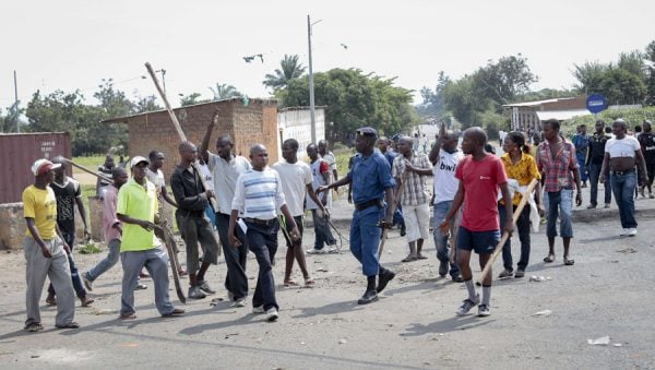 Des Imbonerakure dans le quartier de Kinama, dans la capitale burundaise, le 25 mai 2015. &copy; Berthier Mugiraneza/AP/SIPA