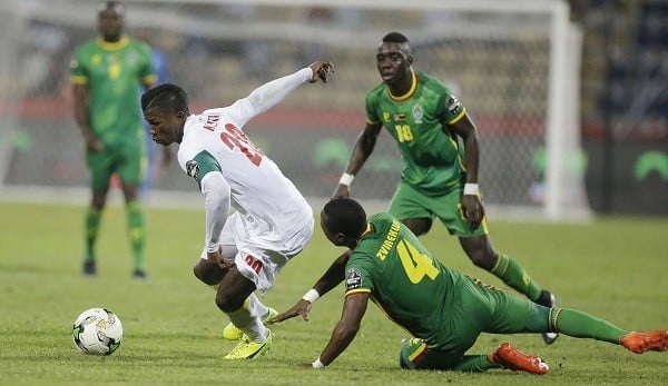 L'attaquant du Sénégal, Keita Baldé, échappe au marquage du joueur du Zimbabwe, Hardline Zvirekwi, le 19 janvier 2017 lors de la CAN au Gabon. &copy; DR