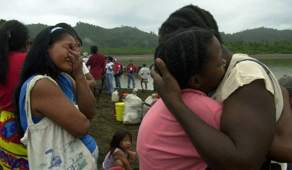 Lors du rapatriement de réfugiés colombiens, à la frontière avec le Panama, le 11 décembre 2003. &copy; KATHRYN COOK/AP/SIPA