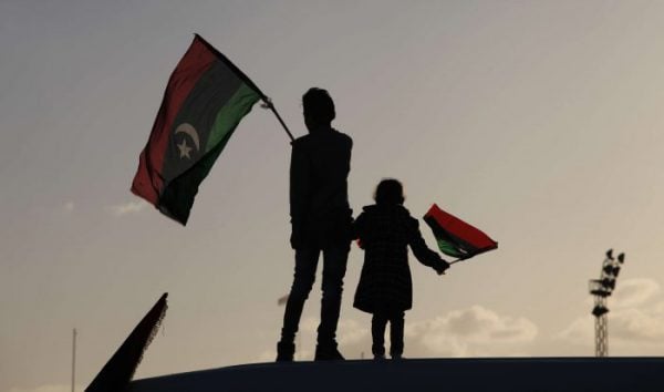Des enfants en train de brandir le drapeau libyen, lors du deuxième anniversaire du soulèvement de 2011. &copy; Mohammad Hannon/AP/SIPA