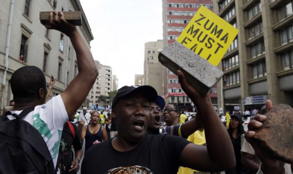 Des membres du Congrès national africain (ANC) manifestent à l'extérieur du siège du parti à Johannesburg, pour réclamer le départ anticipé du président Jacob Zuma, le 5 février 2018. &copy; Themba Hadebe/AP/SIPA