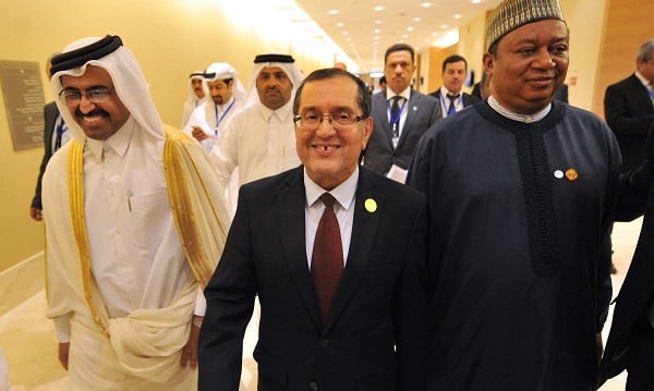 Noureddine Boutarfa, le ministre algérien de l'Énergie, et Mohammed Barkindo le secrétaire général de l'OPEP quittent la conférence de l'OPEP à Alger le 28 septembre 2016. &copy; Sidali Djarboub/AP/SIPA