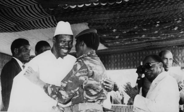 L'accolade entre Moussa Traoré (g) et Thomas Sankara (d) met fin à la "guerre des pauvres" entre le Mali et le Burkina, le 17 janvier 1986 à Yamoussoukro, en Côte d'Ivoire. &copy; Michel Saouma/Archives Jeune Afrique
