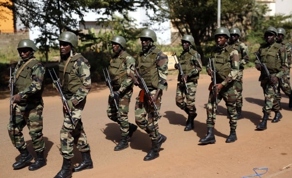 Des soldats maliens près de l'hôtel Radisson Blu de Bamako, le 20 novembre 2015 (photo d'illustration). &copy; Jerome Delay/AP/SIPA