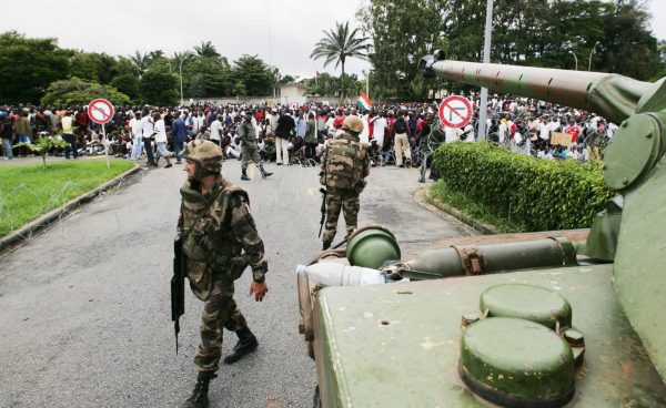 Les chars de l’armée française devant l'Hôtel Ivoire en 2004 &copy; ISSOUF SANOGO/AFP