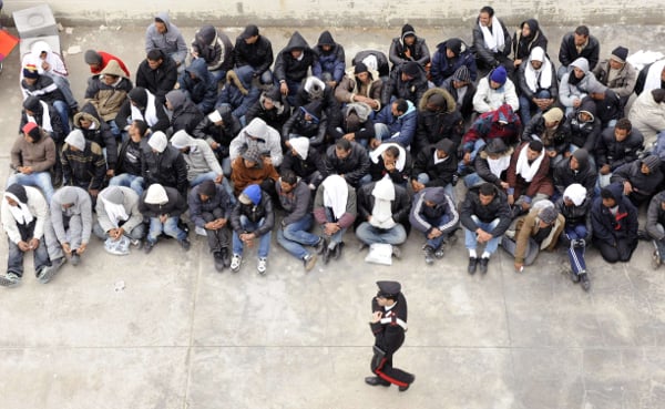 Un groupe de migrants tunisiens, en février 2011 à Lampedusa (Italie). &copy; Daniele La Monaca/AP/SIPA