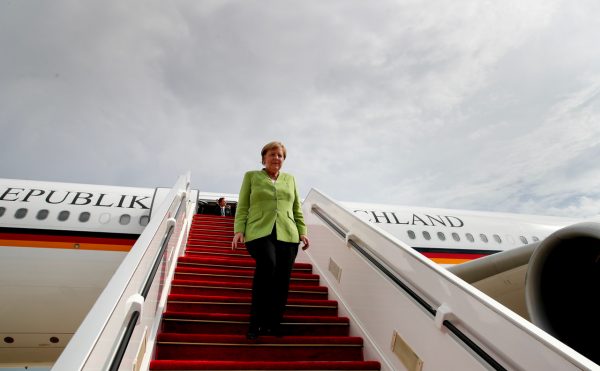 La chancelière allemande Angela Merkel arrive à Dakar. &copy; REUTERS