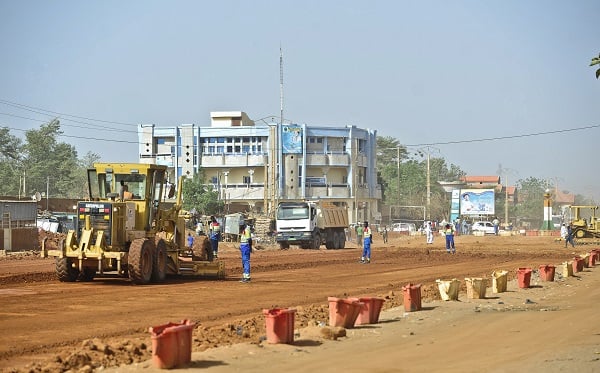 Construction d'avenues et de routes dans et autour de Niamey (Niger), par l'entreprise Sogea-Satom en janvier 2016. &copy; Vincent Fournier/JA