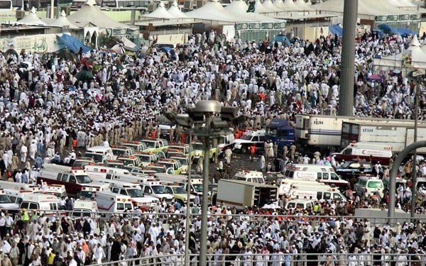 Les ambulances arrivent sur le lieu de la bousculade à Mina, qui fera près de 345 morts en 2006. &copy; Muhammed Muheisen/AP/SIPA