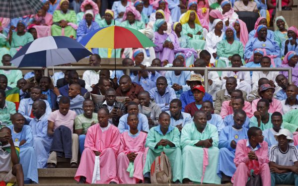 Des spectateurs assistent à l'investiture d'Emmerson Mnangagwa, à Harare, le 24 novembre 2017. &copy; Ben Curtis/AP/SIPA