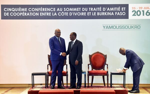 Le président burkinabè Roch Marc Christian Kaboré (à g.) et le chef de l’État ivoirien Alassane Ouattara à Yamoussoukro, le 29 juillet 2016. &copy; ISSOUF SANOGO/AFP