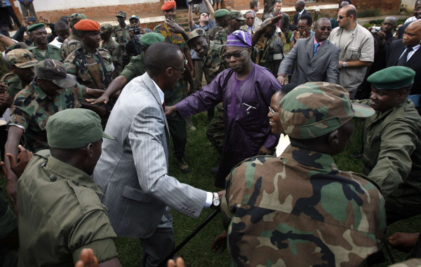 Olusegun Obasanjo, envoyé spécial de l'Onu, et Laurent Nkunda, chef rebelle congolais, le 16 novembre 2008 à Jomba, dans l'est de la RDC. &copy; Jerome Delay/AP/SIPA