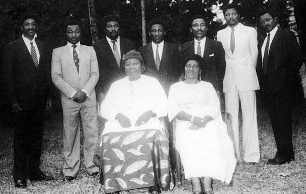 Viktor Mukete avec Hannah ( décédée en 2005) et leurs sept garçons,à Kumba, en avril 1984. &copy; COLLECTION PARTICULIÈRE