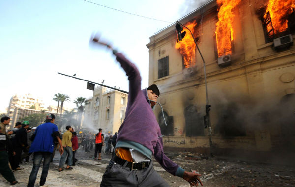 Pendant les affrontements entre manifestants et forces de l'ordre sur la place Tahrir, en décembre 2011 au Caire. &copy; Ahmad Hammad/AP/SIPA