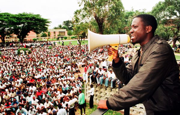 Au cours d’un meeting sur le campus de l’université de Cocody, en 1997	: le jeune secrétaire général de la Fesci est un vrai tribun. &copy; ISSOUF SANOGO/AFP
