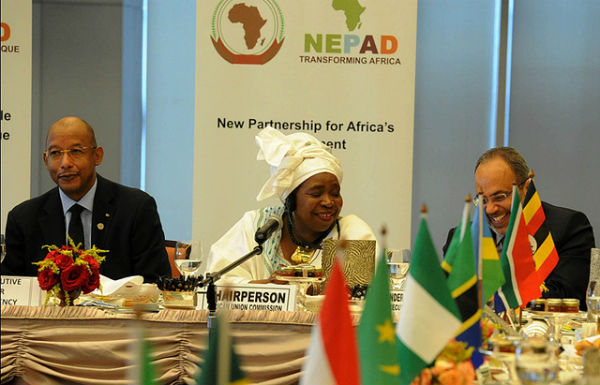 Ebrahim Assane Mayaki avec Nkosazana Dlamini Zuma et Carlos Lopes durant la 20e session du Nepad en Mai 2016 à Addis Abeba. &copy; GovernmentZA / Flickr creative commons