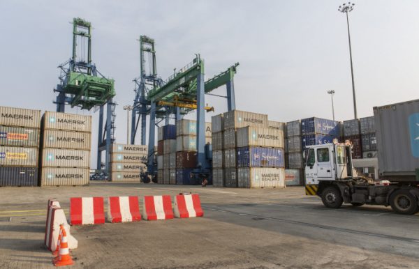 Chargement de conteneurs au port de Libreville. &copy; Jacques Torregano pour JA