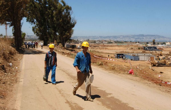 Ouvriers chinois sur le chantier de la grande mosquée d'Alger, juillet 2012. &copy; Sidali Djarboub/AP/SIPA