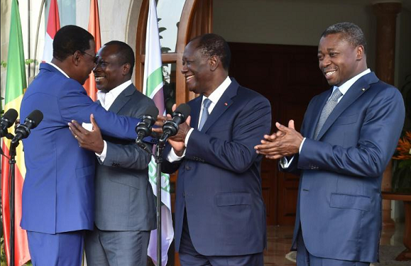 L'ancien président du Bénin Thomas Yayi Boni (G) embrasse son successeur Patrice Talon en présence du président ivoirien Alassane Ouattara et de son homologue togolais Faure Gnassingbé (D) à Abidjan, le 18 avril 2016 &copy; Issouf sanogo / AFP