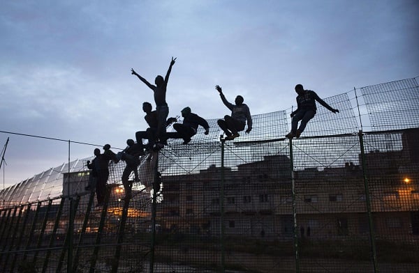 Des migrants subsahariens qui ont forcé la barrière de protection qui sépare Espagne et Maroc à Mellila, le 28 mars 2014. &copy; Santi Palacios/AP/SIPA