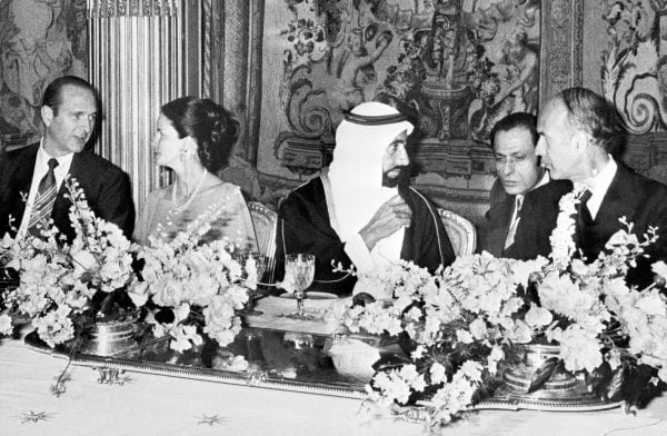 Valéry Giscard d'Estaing (à dr.) reçoit le cheikh émirati Zayed Ibn Sultan Al Nahyane en juillet 1975. À g., son épouse, Anne-Aymone et son Premier ministre, Jacques Chirac. &copy; AFP