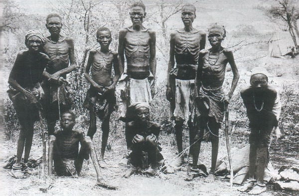 Hereros ayant fui les troupes allemandes dans le désert d'Omaheke (1907). &copy; Ulstein Bild / Roger-Viollet