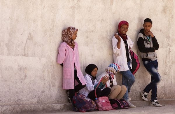 Des jeunes contre un mur au Maroc. &copy; Flickr/CC/David Rosen