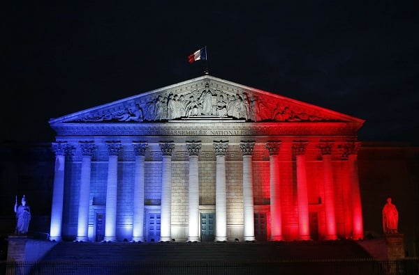 L'Assemblée nationale française aux couleurs de la France, une semaine après les attentats de Paris, le 22 novembre 2015. &copy; Francois Mori/AP/SIPA
