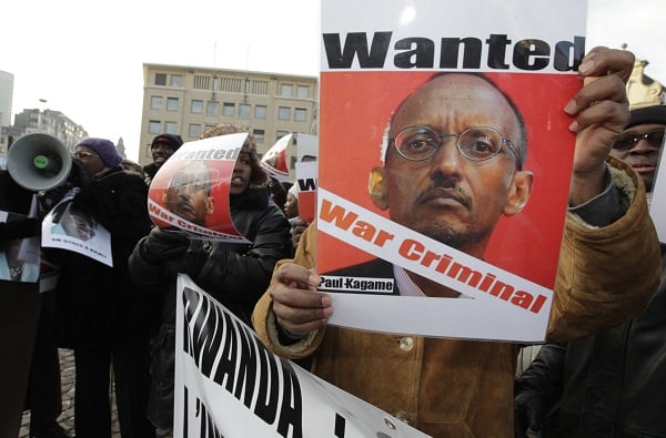 Un homme tend un poster de Paul Kagamé pour protester contre la visite du Président Rwandais aux journées du développement de l'Union européenne, le 6 décembre 2010. &copy; Yves Logghe/AP/SIPA