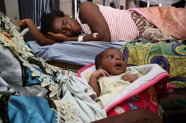 Une mère et son nouveau-né, dans une maternité de Freetown, en Sierra Leone en 2010. &copy; Felicity Thompson/AP/SIPA