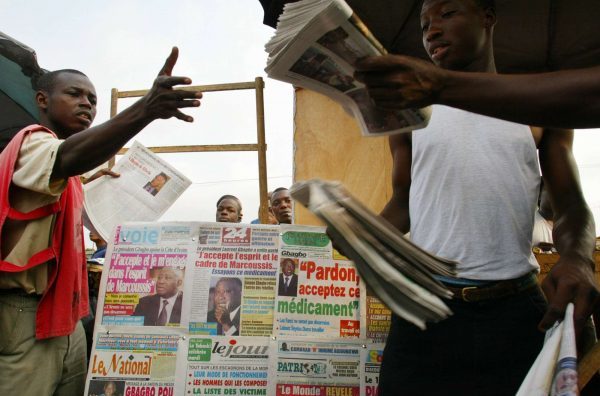 Les journaux du 8 février 2003, annonçant l’acceptation de l’accord de Marcoussis par Laurent Gbagbo. &copy; SAURABH DAS/AP/SIPA