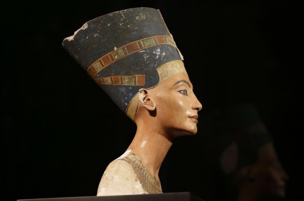 Vieux de plus de trois mille ans,le célèbre « buste de Néfertiti », exposé au Neues Museum de Berlin, est réclamé par l’Égypte depuis 1925. &copy; Michael Sohn/AP/SIPA