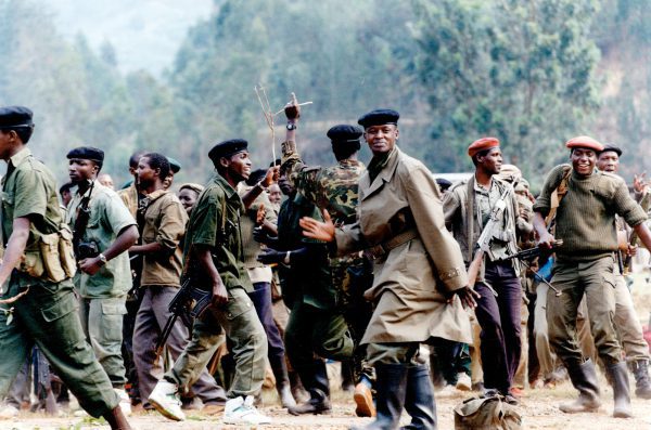 Des combattants du Front patriotique rwandais célèbrent leur victoire sur les forces gouvernementales, en juillet 1994. &copy; Paul Watson/Toronto Star via Getty Images