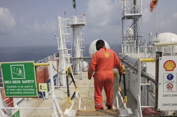Un employé de Shell, au large du Nigeria, en décembre 2011 (photo d'illustration). &copy; Sunday Alamba/AP/SIPA