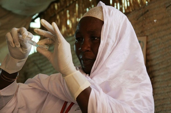 Une infirmière prépare un vaccin pour un bébé réfugié au camp Otash au Darfour du Sud, au Soudan en septembre 2007. &copy; ALFRED DE MONTESQUIOU/AP/SIPA