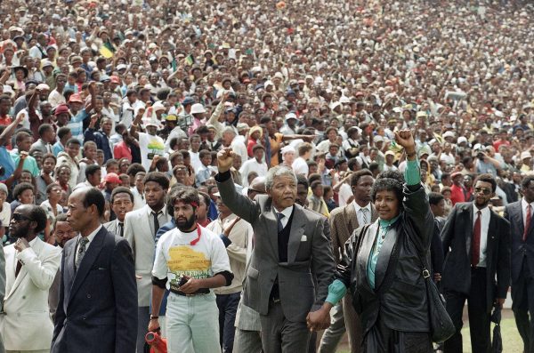Nelson Mandela et Winnie Mandela saluent la foule dans le stade Soccer City à Soweto (Johannesburg) en Afrique du Sud, après 27 ans de prison. &copy; Udo Weitz/AP/SIPA