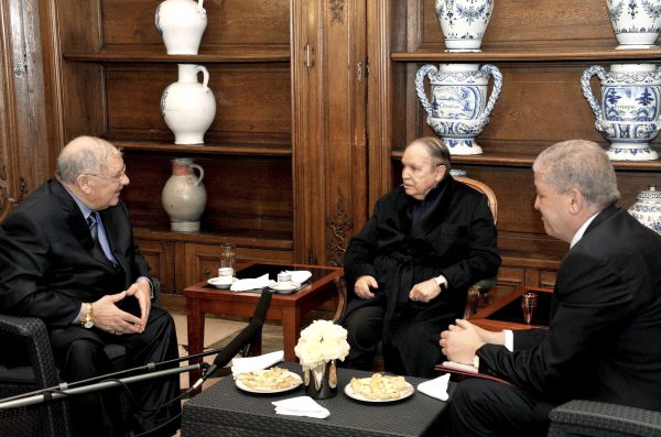 Avec Abdelaziz Bouteflika et Abdelmalek Sellal (à dr.), lors de la convalescence du président à Paris, en 2013. &copy; Xinhua/ZUMA/REA