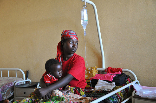 Une mère et son enfant souffrant de paludisme soignées dans un hôpital au Burundi. &copy; Flickr/PNUD/CC