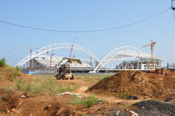 Chantier de construction de stade de football à Libreville, en prévision de la CAN (Coupe d'Afrique des Nations) qui s'est déroulée au Gabon en 2012. &copy; Tiphaine Saint-Criq pour JA
