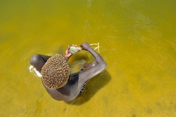 Un enfant et son poisson dans le lac Turkana. &copy; Jeri Muchura. Kenya
