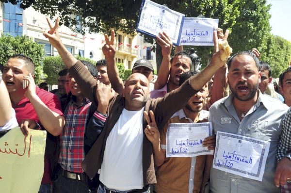 Manifestation de diplômés au chômage, le 20 avril 2016 à Tunis. Pour résorber le chômage des jeunes, Youssef Chahed veut « encourager l’initiative privée » en facilitant l’accès au microcrédit. &copy; ZUMA/REA