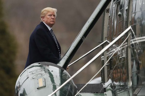 Le président américain Donald Trump embarque à bord de l'hélicoptère Marine One, le 12 janvier 2018. &copy; Carolyn Kaster/AP/SIPA