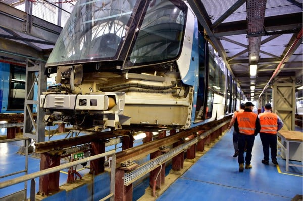 Assemblés à l'usine de Cital, à Annaba, les modèles d'Alstom dominent le marché algérien des tramways. C'est également Alstom qui a remporté le matériel roulant du TER dakarois. &copy; OMAR SEFOUANE POUR J.A.
